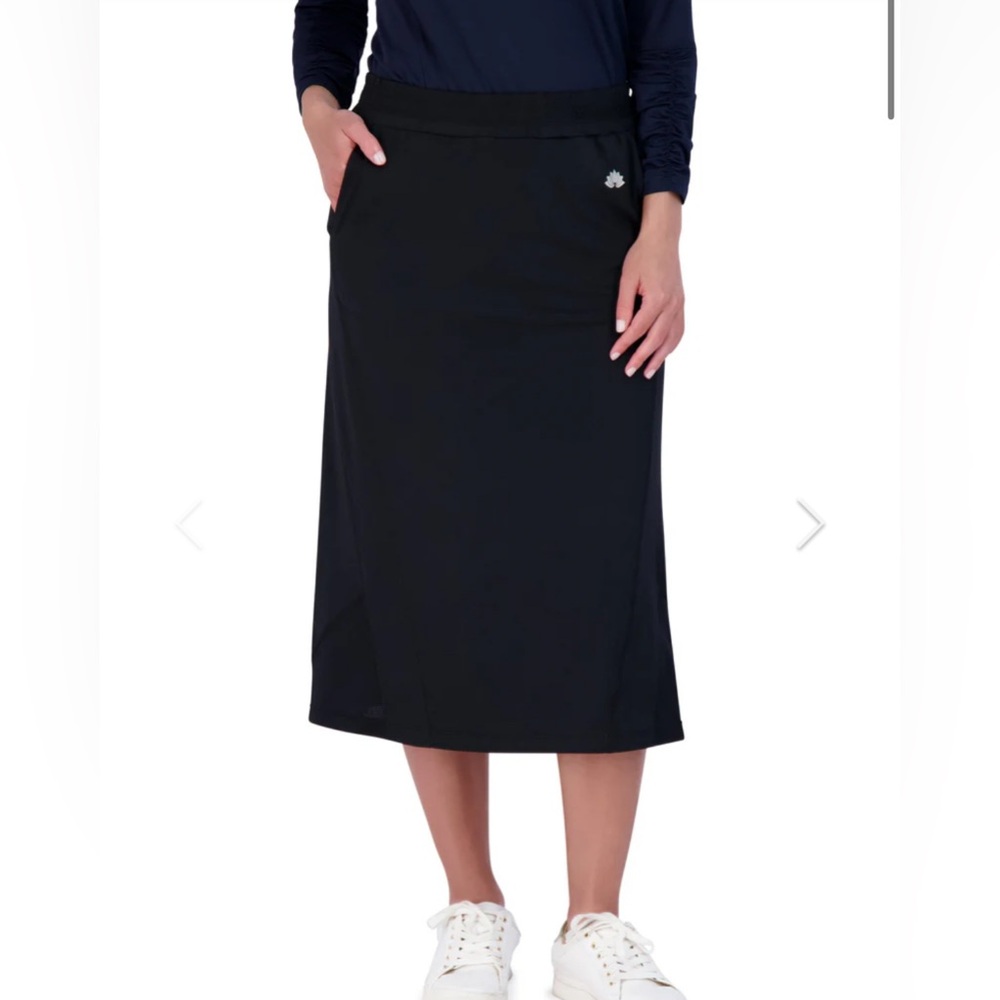 Snoga Travel Skirt-Black 
Length: 26 inches 
Size: 3X 
no leggings underneath